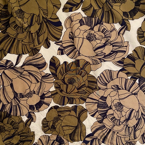 Banana Republic silk and cotton jersey top with funky cream and olive fl… - Picture 5 of 9